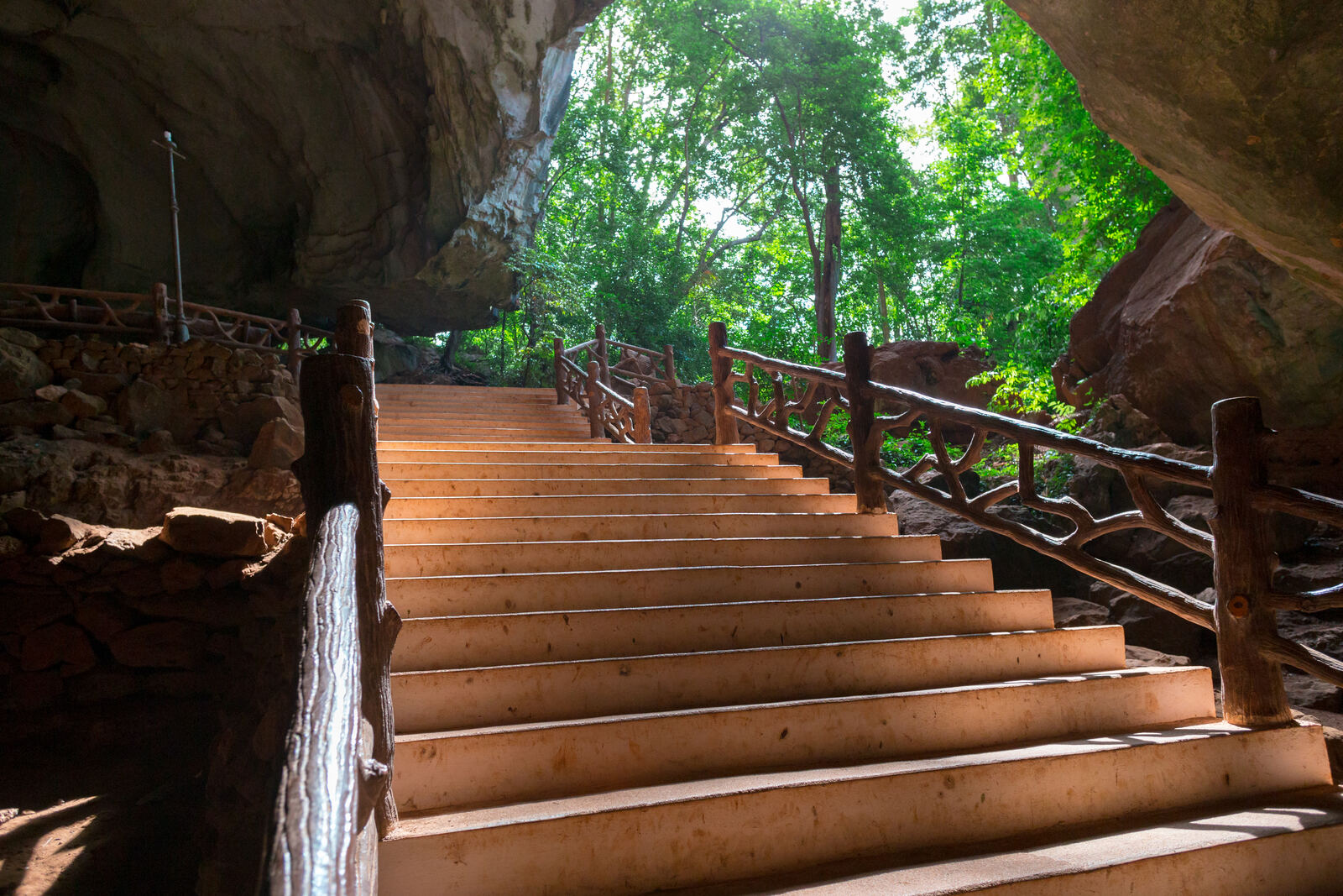 Blick aus einer Steinhöhle ins Freie