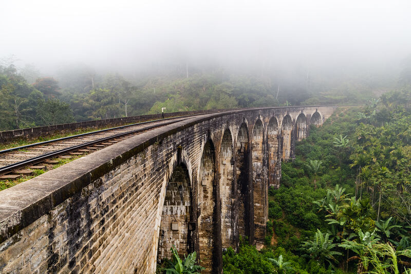 Nine-Arches-Brücke im Morgennebel